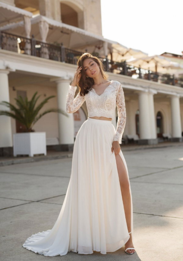 Gaun dengan tampilan two-piece yang modern